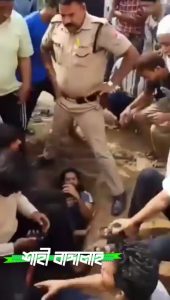 এবার ভারতে মুসলমানদের কবরস্থানে মৃতদের দাফনকাজে বাধা দিচ্ছে হিন্দু মালাউনরা